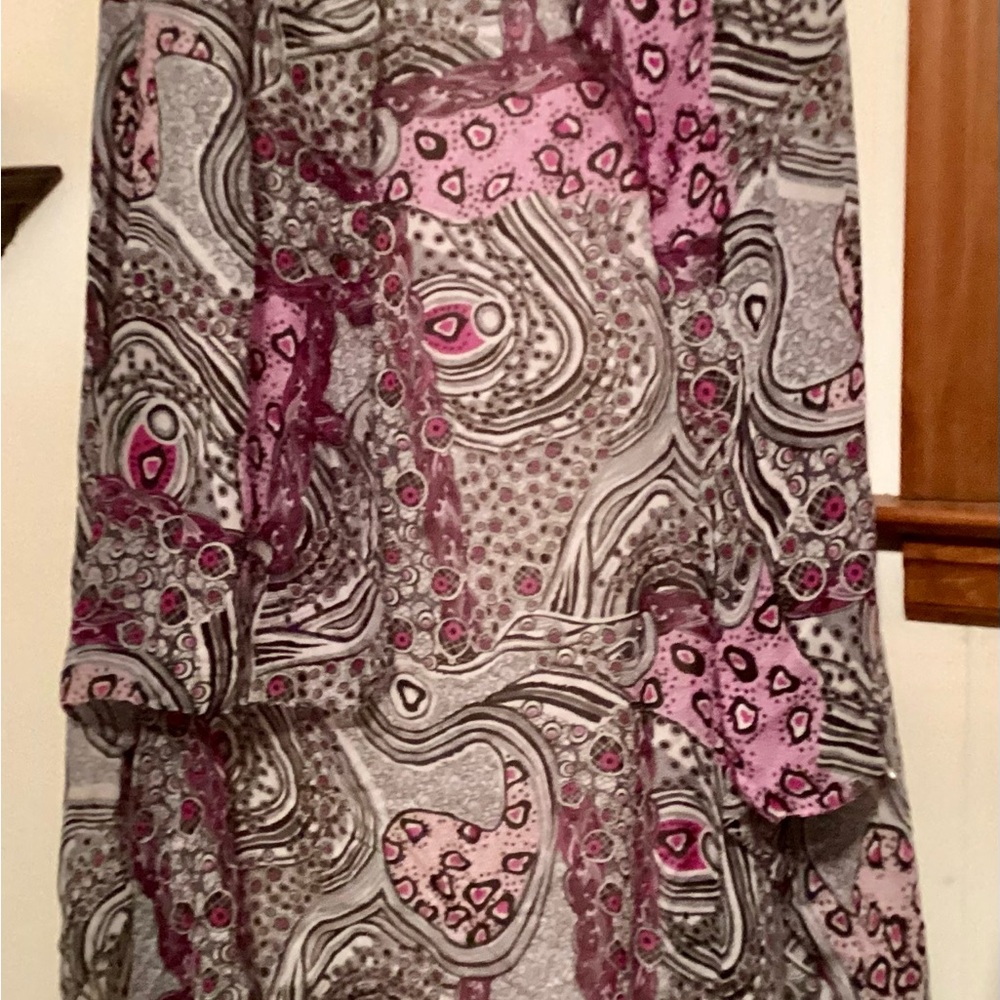 ACCENT BY LAVELLO. BEAUTIFUL CONVERTIBLE VEST PATTERNED IN PINK AND GRAY.